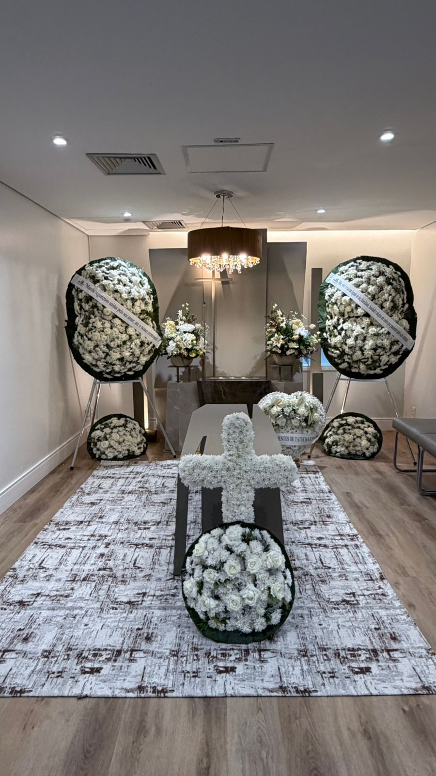 Sala Lembranças decorada com flores brancas
