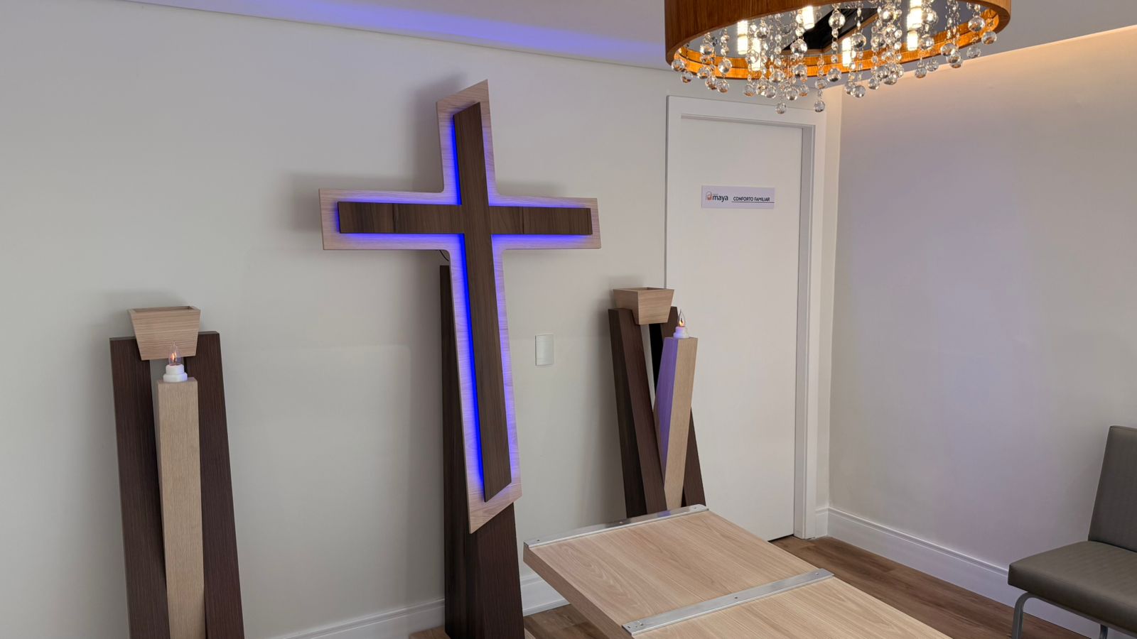 Sala Lembranças — cruz iluminada detalhe