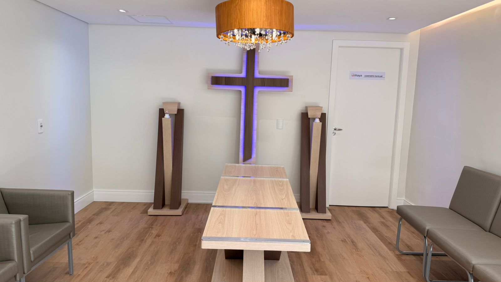 Sala Lembranças — ambiente com cruz iluminada