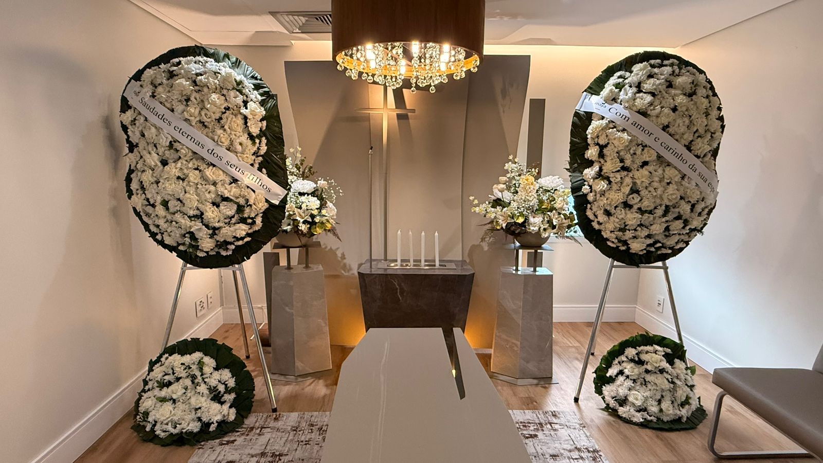 Sala Memórias decorada com flores