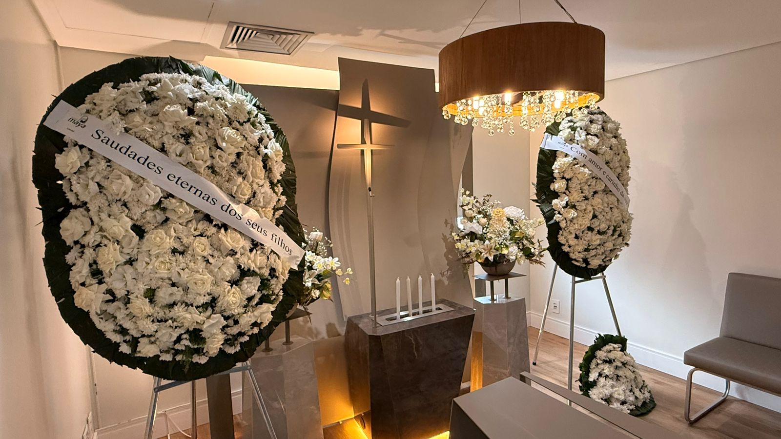 Sala Memórias — coroas de flores